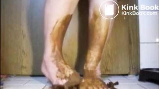 Mature bbw shitting and smear it on feet