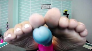 Sexy Latina Play's With Her Dildo With Her Wrinkled Soles