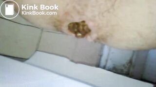 Un bon gros caca boudin tout brun, chaud et odorant, je me fais éjaculer dessus