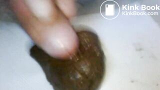 Un bon gros caca boudin tout brun, chaud et odorant, je me fais éjaculer dessus