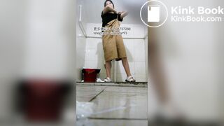 Beautiful women pooping in the toilet 82