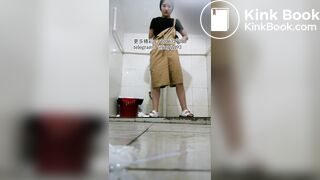 Beautiful women pooping in the toilet 82