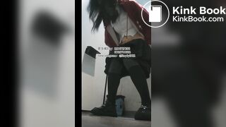 Beautiful women pooping in the toilet 95