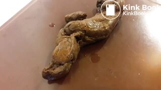 Je me soulage le rectum et je me fais éjaculer sur mon caca