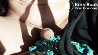 J'éjacule sur trois culottes parfaitement garnies de fluides féminins odorants