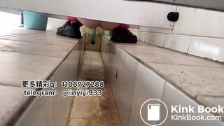 Beautiful women pooping in the toilet  133