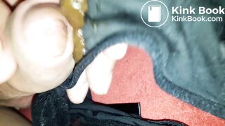 Elle a fait un petit caca culotte en jouissant, j'éjacule avec ses excréments