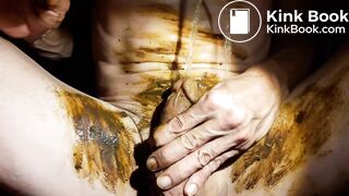 Elle a fait un petit caca culotte en jouissant, j'éjacule avec ses excréments