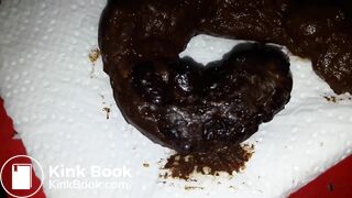 Je te montre comment je fais caca, je me masturbe et je jouis