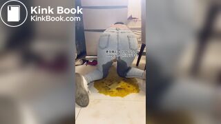 Beautiful women pooping in the toilet 143