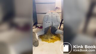 Beautiful women pooping in the toilet 143