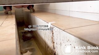 Beautiful women pooping in the toilet 147