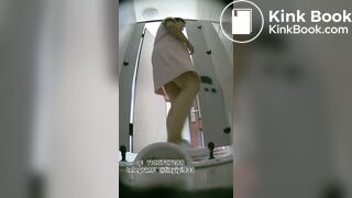 Beautiful women pooping in the toilet 151