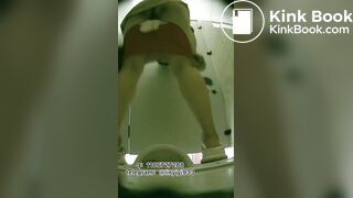 Beautiful women pooping in the toilet 151