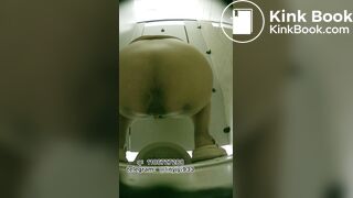 Beautiful women pooping in the toilet 151