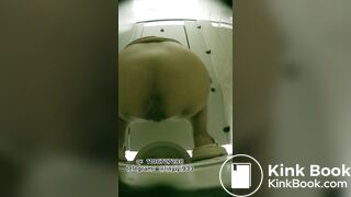 Beautiful women pooping in the toilet 151