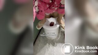 Beautiful women pooping in the toilet 152