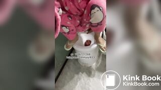 Beautiful women pooping in the toilet 152