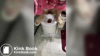 Beautiful women pooping in the toilet 152