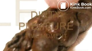 Gros gland dur et brun gicle sa sauce sur un gros caca chaud