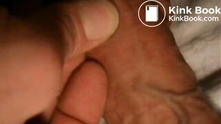 Gros gland dur et brun gicle sa sauce sur un gros caca chaud