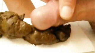 Gros caca large et chaud expulsé et souillés de sperme