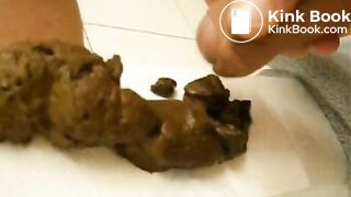 Gros caca large et chaud expulsé et souillés de sperme