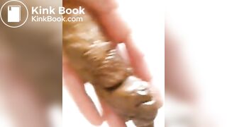 Grosse, dure et longue décharge fécale, inondée de foutre chaud