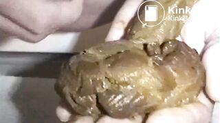 J'attrape ma crotte et j'éjacule dedans très fort