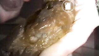 J'attrape ma crotte et j'éjacule dedans très fort