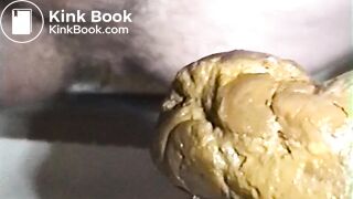 J'attrape ma crotte et j'éjacule dedans très fort