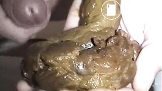 J'attrape ma crotte et j'éjacule dedans très fort