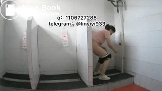 Beautiful women pooping in the toilet 156