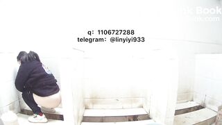 Beautiful women pooping in the toilet 157