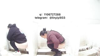 Beautiful women pooping in the toilet 157