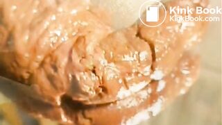 Grosse délivrance fécale sur un miroir saucé de sperme chaud