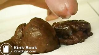 Je pousse un gros caca et je me fais éjaculer dessus