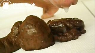 Je pousse un gros caca et je me fais éjaculer dessus