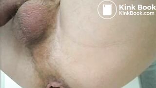 Je pousse un gros caca et je me fais éjaculer dessus