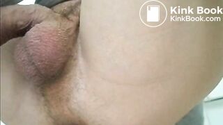 Je pousse un gros caca et je me fais éjaculer dessus