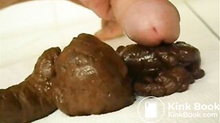 Je pousse un gros caca et je me fais éjaculer dessus