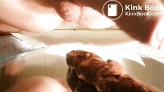 Caca sur un miroir, ma bite crache son sperme sur ce beau gros caca tout chaud