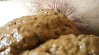 Je fais un bon gros caca et je me fais éjaculer dessus