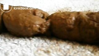 Je fais un bon gros caca et je me fais éjaculer dessus