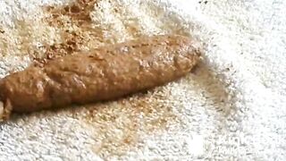 Je fais un bon gros caca et je me fais éjaculer dessus