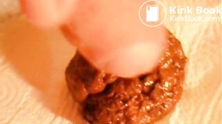 Je me vide le recum et je me vide les couilles sur mon caca