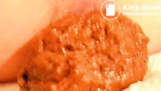 Je me vide le recum et je me vide les couilles sur mon caca