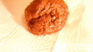 Je me vide le recum et je me vide les couilles sur mon caca