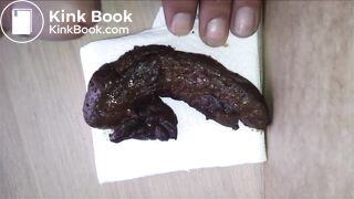 Je défèque et je joue avec mon sexe dur et mon caca chaud