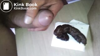 Je défèque et je joue avec mon sexe dur et mon caca chaud